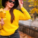 Sweter na jesień bez nudy: 7 stylizacji, które wyglądają jak z katalogu
