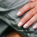 Dlaczego paznokcie się łamią? Najczęstsze przyczyny i proste sposoby na wzmocnienie
