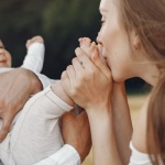 Miłość po porodzie: jak pielęgnować związek, gdy w domu pojawia się dziecko